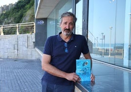 Adolfo Uriarte posa con 'El valor de los océanos' en sus manos.