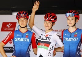 Fariba Hashimi, en el centro con el maillot de campeona de Afganistan, la semana pasada en la Vuelta a Suiza.