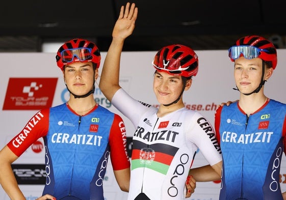 Fariba Hashimi, en el centro con el maillot de campeona de Afganistan, la semana pasada en la Vuelta a Suiza.