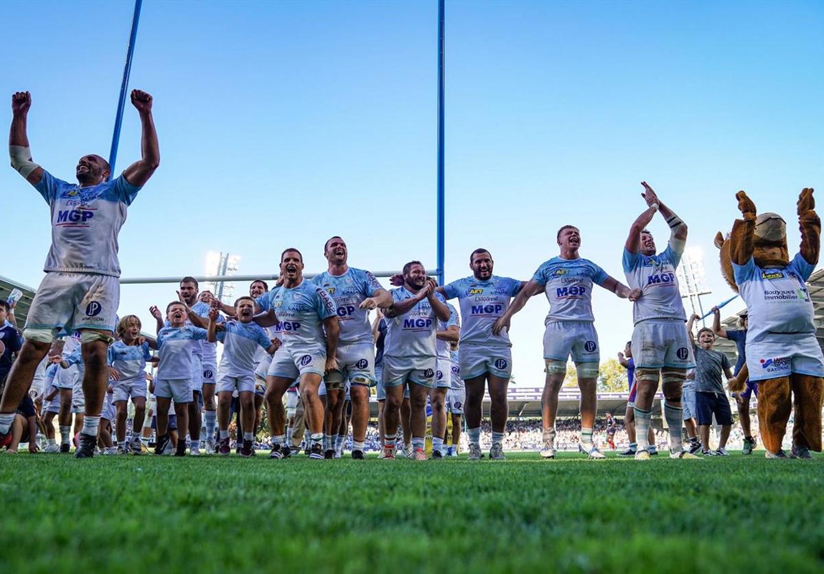 Los jugadores del Aviron celebran con sus aficionados.