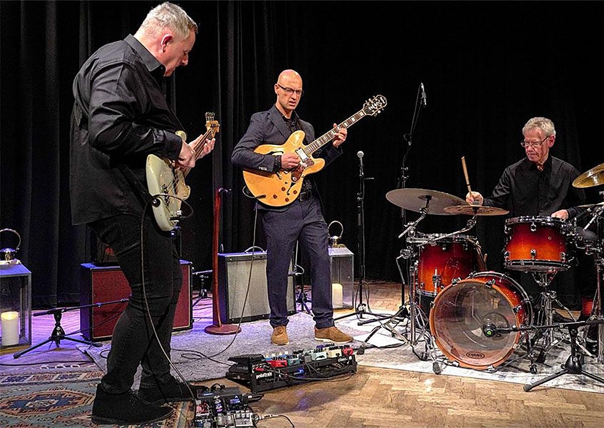 Imagen secundaria 1 - Dee Dee Bridgewater, toda una dama del jazz;el veterano baterista Bill Bruford, a la derecha del trío y Marc Ribot, en uno de sus conciertos en la plaza de la Trinidad. 
