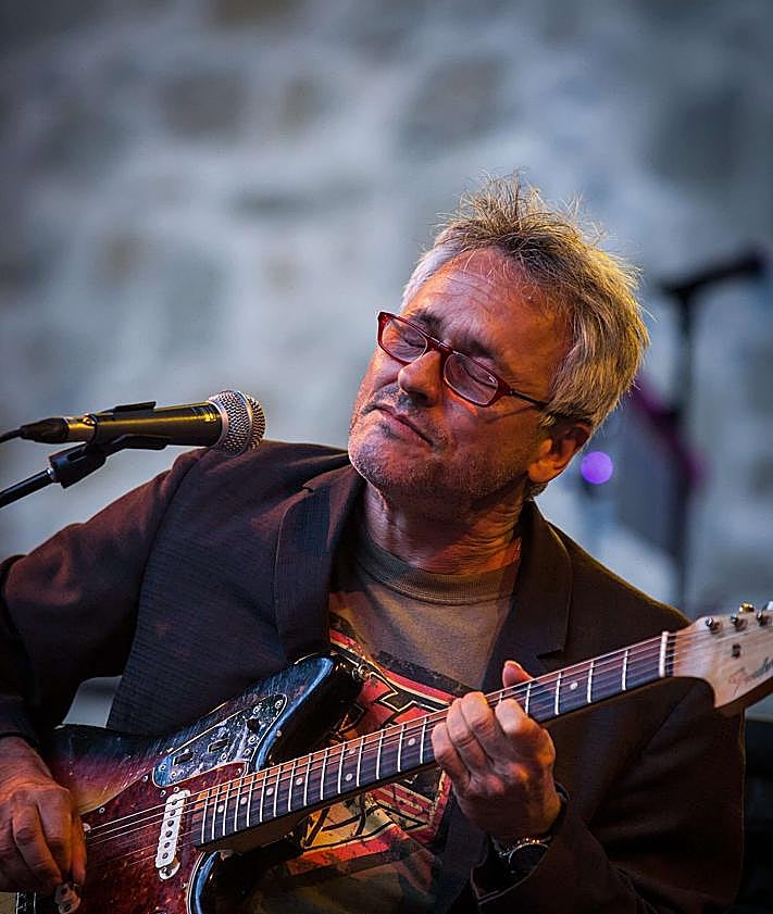 Imagen secundaria 2 - Dee Dee Bridgewater, toda una dama del jazz;el veterano baterista Bill Bruford, a la derecha del trío y Marc Ribot, en uno de sus conciertos en la plaza de la Trinidad. 