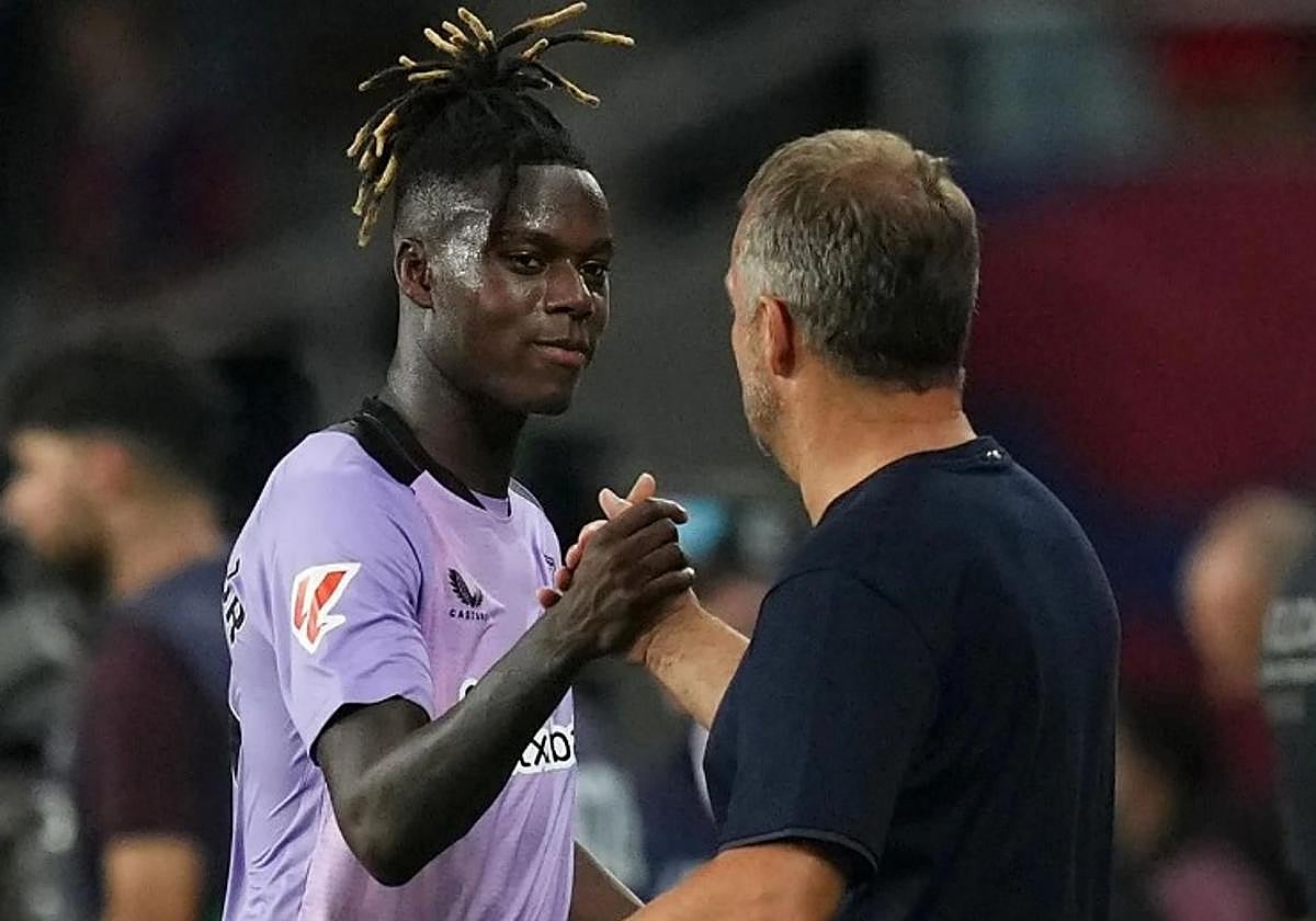 Flick saluda a Nico al ser sustituido en el último partido jugado en Barcelona