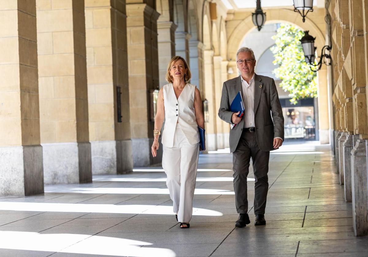 Eider Mendoza, diputada general de Gipuzkoa, junto a José Ignacio Asensio, teniente de diputada general, este miércoles en el exterior de la Diputación.