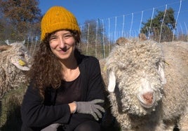 Areta, entre dos cabras de Angora. Las tres están en su territorio de Abaurregain, en el valle de Aezkoa.