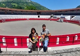 La organizadora Melody Llamas y el concejal de deportes, Ion Oteiza, en la plaza de toros.