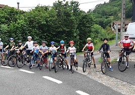El grueso de los participantes en la subida a Uzarraga en el punto de salida.