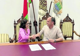 Aitziber Sukia y el alcalde Igor Enparan han firmado esta semana el acuerdo de la nueva promoción.