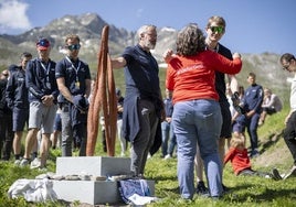 La madre de Gino Mäder, Sandra, junto a la escultura inaugurada.