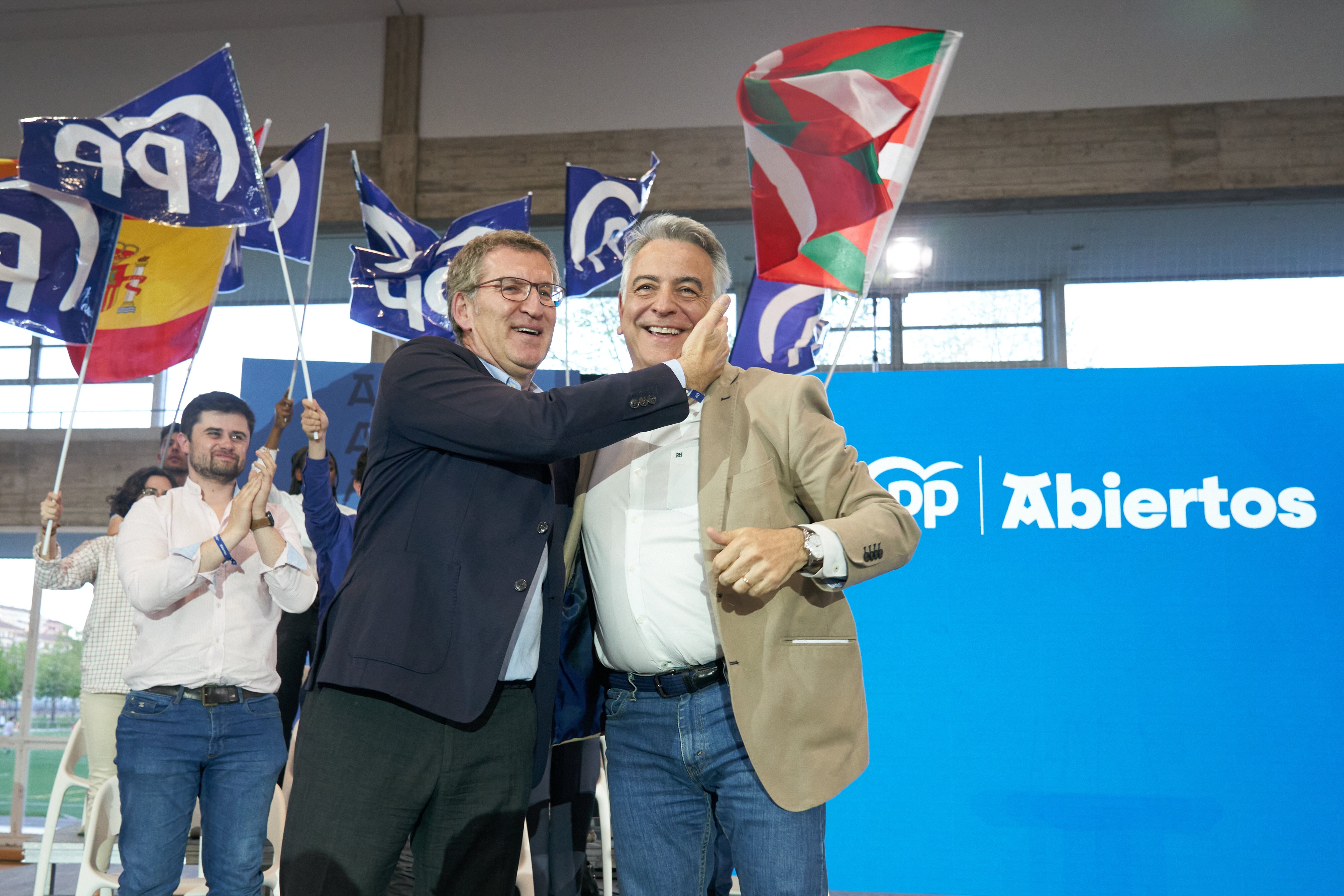 El presidente del PP, Alberto Núñez Feijóo, junto al presidente del PP en Euskadi, Javier de Andrés.
