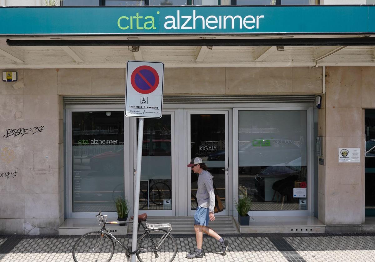 Un hombre pasa por delante de la sede que CITA-alzheimer ha abierto en Donostia dedicada a la prevención del alzheimer.