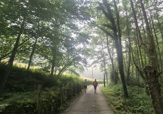 Ana y Mila pasean por los alrededores de San Joan Xar, un lugar precioso con rincones con una energía especial.