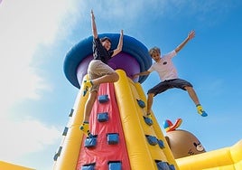 El parque hinchable más grande del mundo, con 4.000 m2 de superficie y diez áreas de juego, funciona desde ayer en el aparcamiento del centro comercial Garbera. Funbox vuelve a traer a Donostia su atracción, tras el éxito cosechado el año pasado, y estará abierta hasta el 26 de julio. Las entradas pueden comprar en la web 'www.funbox.com'.