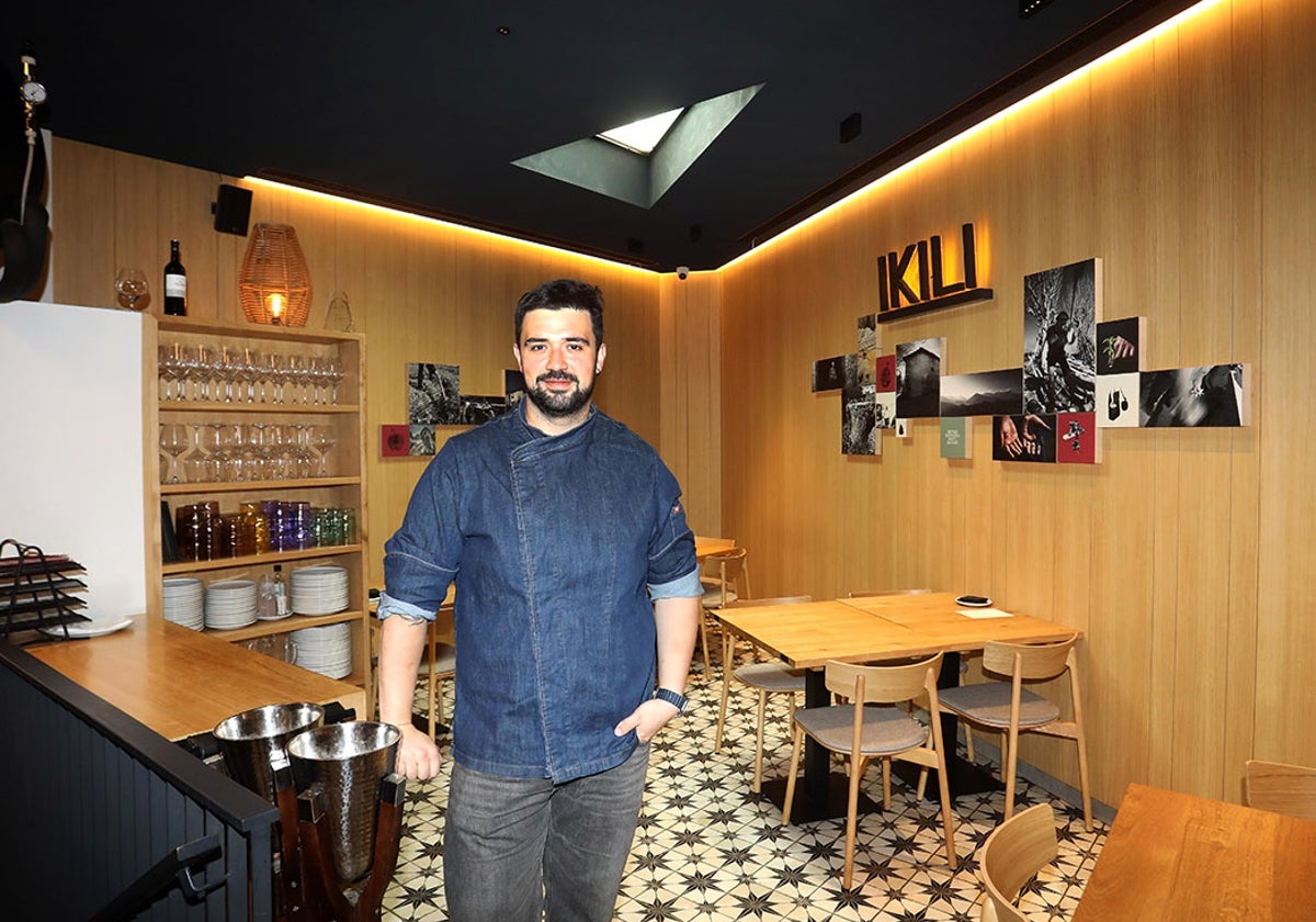 Aitor Martín, con parte del comedor de Ikili a su espalda.