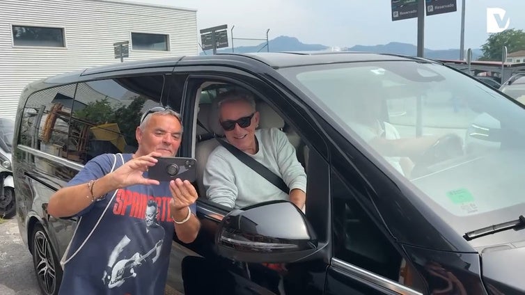 Bruce Springsteen se detiene a firmar un disco a la salida del aeropuerto de Hondarribia