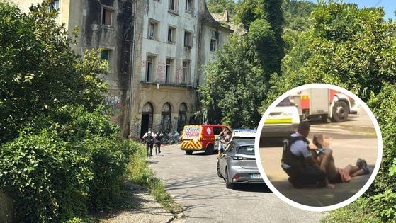 Bomberos, Guardia Muncipal y DYA, en el edificio ocupado de Martutene. En detalle, el hombre detenido.