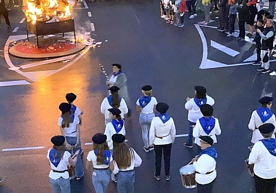 Aurten danbor soinuak ez dira entzungo suaren inguruan.