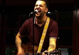 El músico aretxabaletarra Paul Casal en plena actuación.