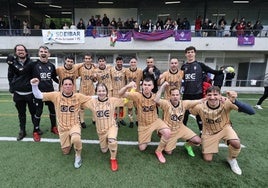 La plantilla del Eibar PC lista para la gran final de mañana.