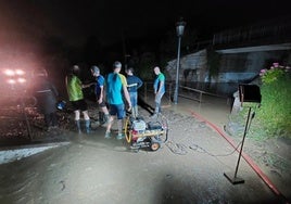 Vecinos y autoridades trabajan para achicar el agua.