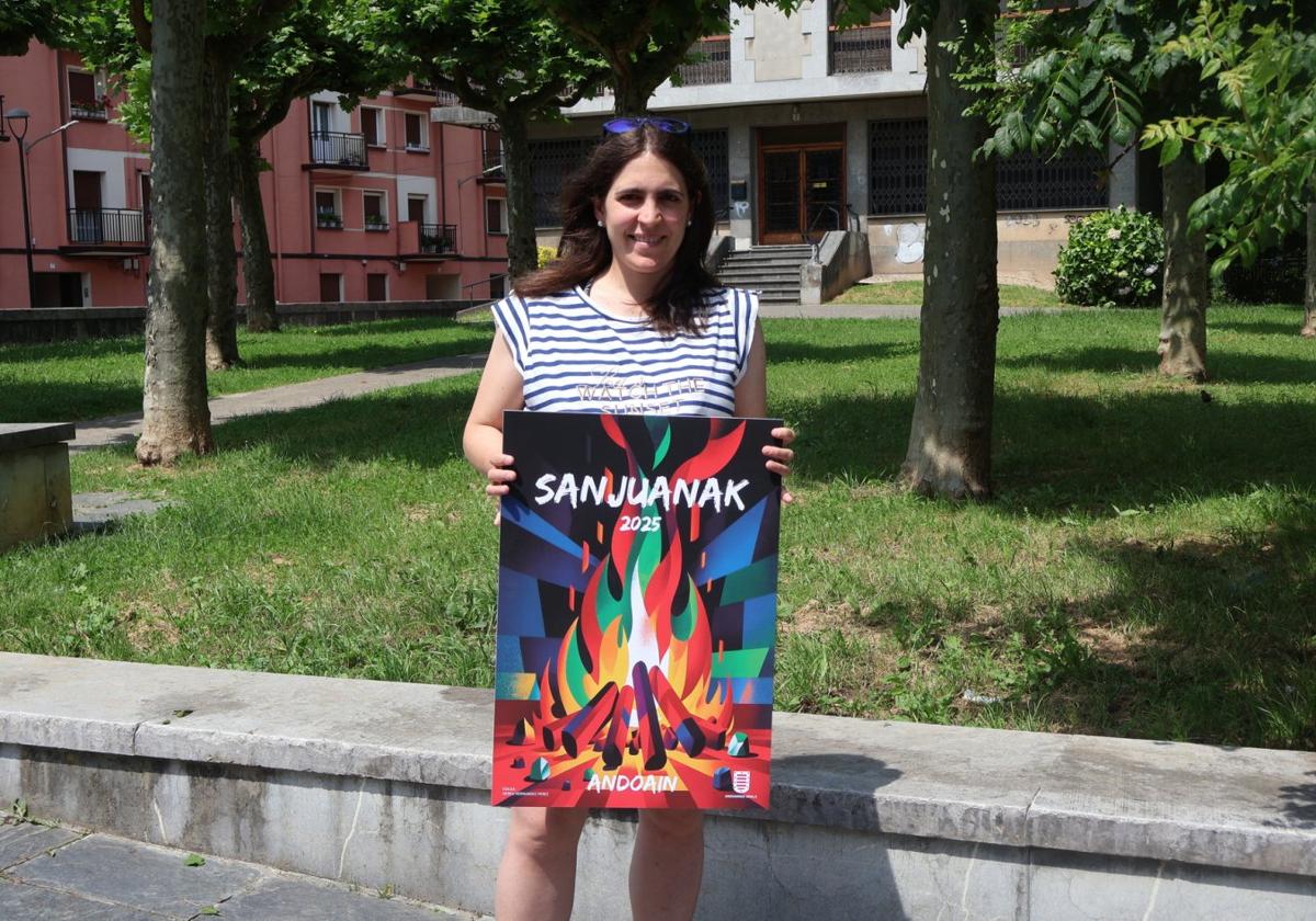 La ganadora de este año del concurso del cartel anunciador de las fiestas de San Juan ha sido Nerea Hernández Pérez, con un trabajo colorido en el que se recrea el momento de la hoguera de San Juan. La premiada, además de ver su creación en el programa de fiestas, también recibió un premio en metálico de 500 euros.