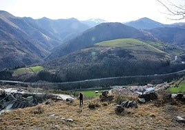 La cantera se sitúa a pocos metros de algunas casas de Almandoz.