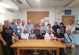 Alumnos de la segunda promoción de Informática, cuando la especialidad se estudiaba sin que hubiera ordenadores. Comieron hace unos días en el restaurante Suhazi.