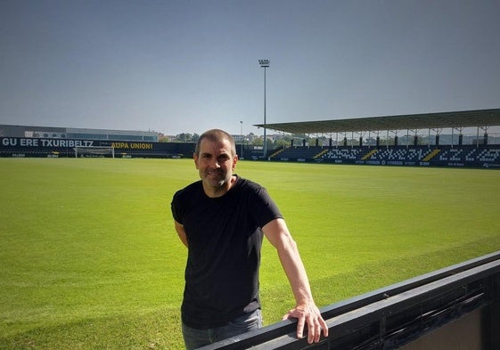 Ramsés Gil posa en el Stadium Gal en su presentación como nuevo entrenador del Real Unión.