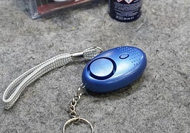 Un llavero de defensa personal que emite un ruido «escandaloso» a 140 decibelios