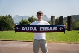 Aleix Garrido ya posa como nuevo jugador del Eibar