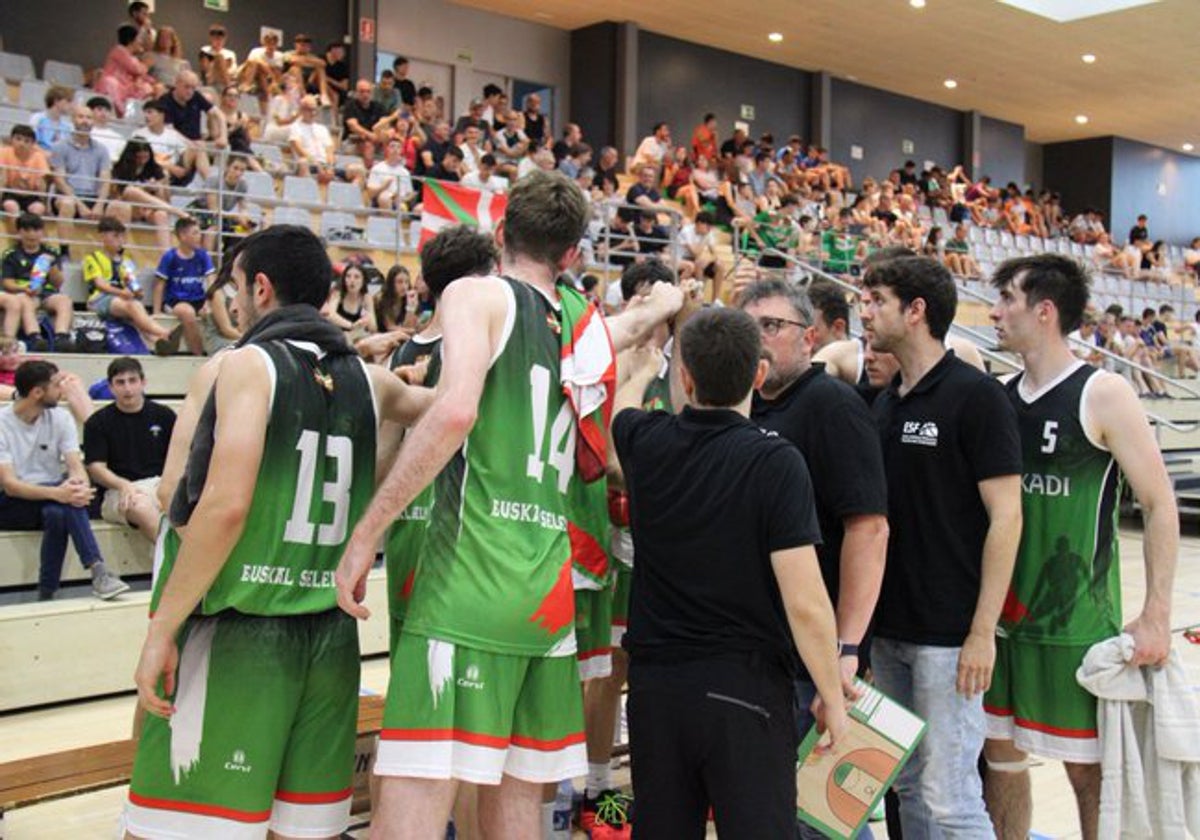 Euskadi, durante un tiempo muerto, ayer en el polideportivo Usabal de Tolosa.