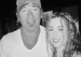 En 2008 Karen se fotografió con Bruce en la Parte Vieja, en una de las salidas del cantante por la ciudad.