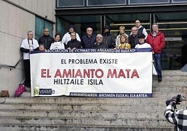 Asviamie en una concentración contra el amianto frente a los juzgados.