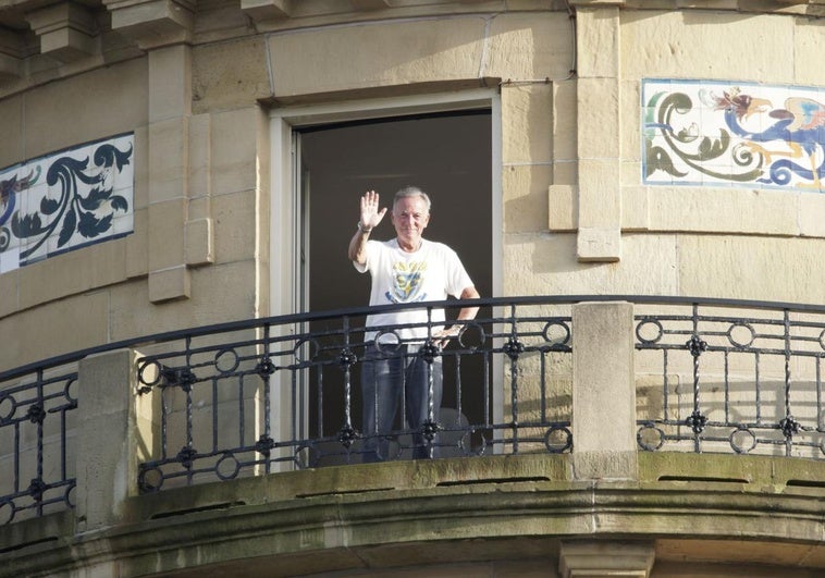 Springsteen se asomó sonriente y saludó a DV desde su suite en el María Cristina a última hora de la tarde. Ayer no salió del hotel.