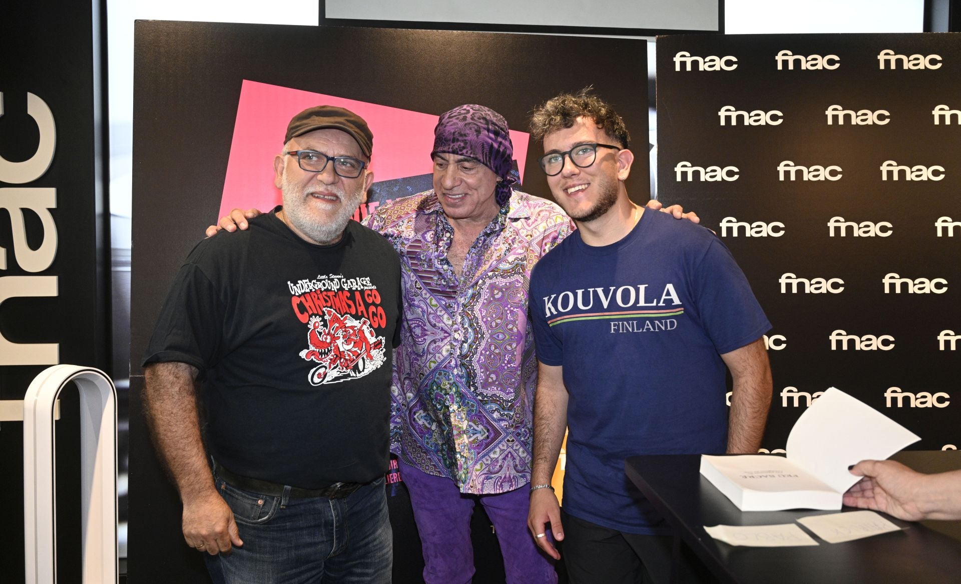 Imagen principal - Los aficionados tuvieron la oportunidad de saludar y sacarse una foto con Stevie Van Zandt, quien les firmó un ejemplar de su libro.