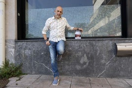 Hermelo Molero posa con su nueva novela, 'El cártel vasco', en el barrio donostiarra de Loiola.