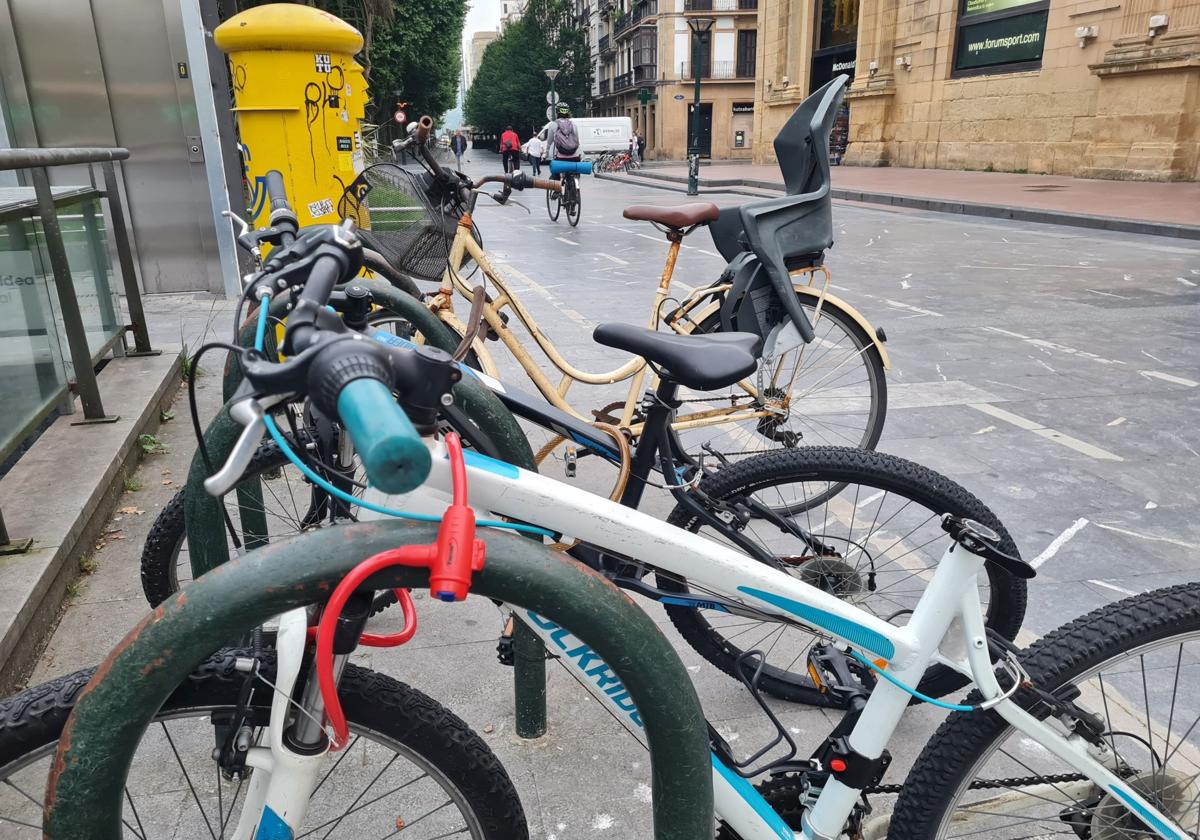 Los usuarios de bicicletas emplean diferentes tipos de candados para evitar la sustracción de los vehículos.