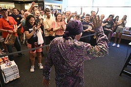 Stevie Van Zandt fue recibido entre aplausos a su llegada.