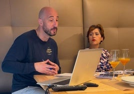 El alcalde, Jon Iraola, y la edil, Vanesa Hortas, presentaron el balance, en un desayuno informativo.