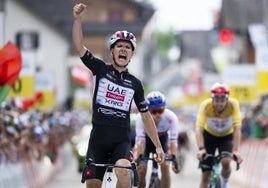 El luso Almeida celebra la victoria en la meta de la penúltima etapa del Tour de Suiza.