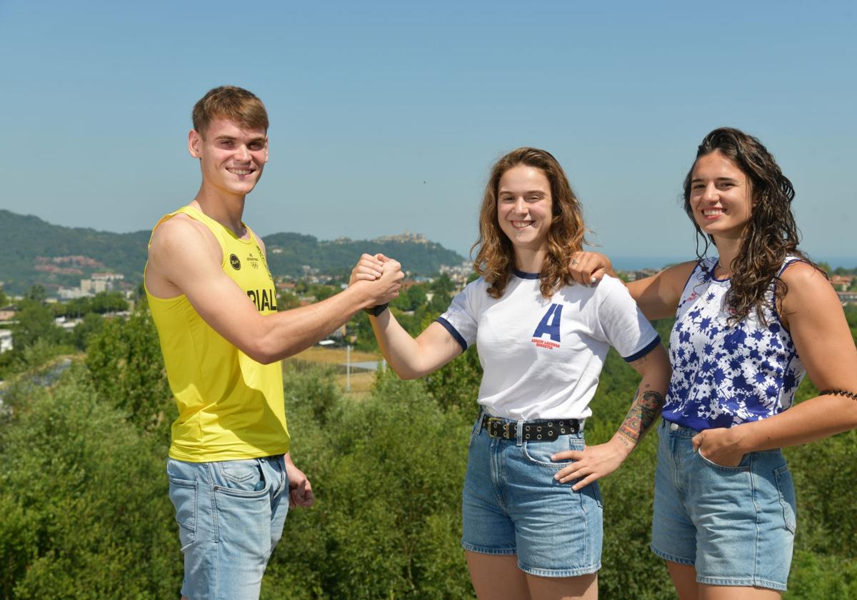 Adur Tapia de Orio, Xubane Uribarrena y Lorea Etxabe, remeras da Arraun Lagunak, posan en la azotea de El Diario Vasco