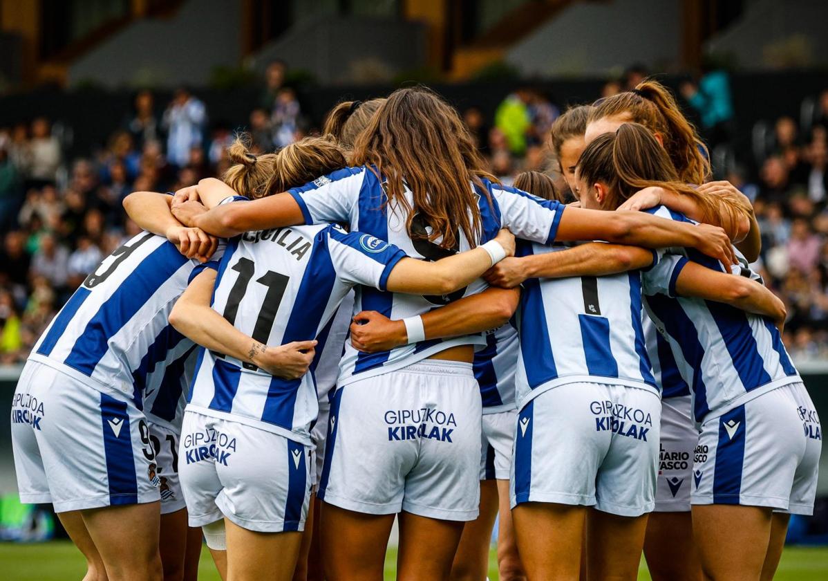Las txuri-urdin celebran uno de los últimos goles de la temporada.