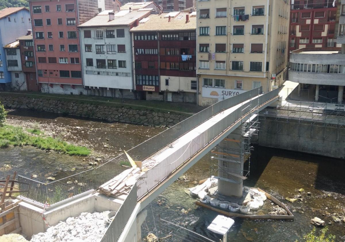 Vista de las nuevas vigas que conformarán la pasarela del puente de Urazandi sobre el río Deba.