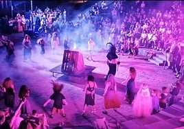 Pertsonai mitologikoekin Madalen auzoan egindako aurreko Solstizio eguneko antzezlana.