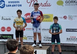Mikel Otaño podiumean.