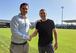 Igor Emery y Ramsés Gil en el césped del Stadium Gal, «una maravilla de estadio», dijo el técnico.
