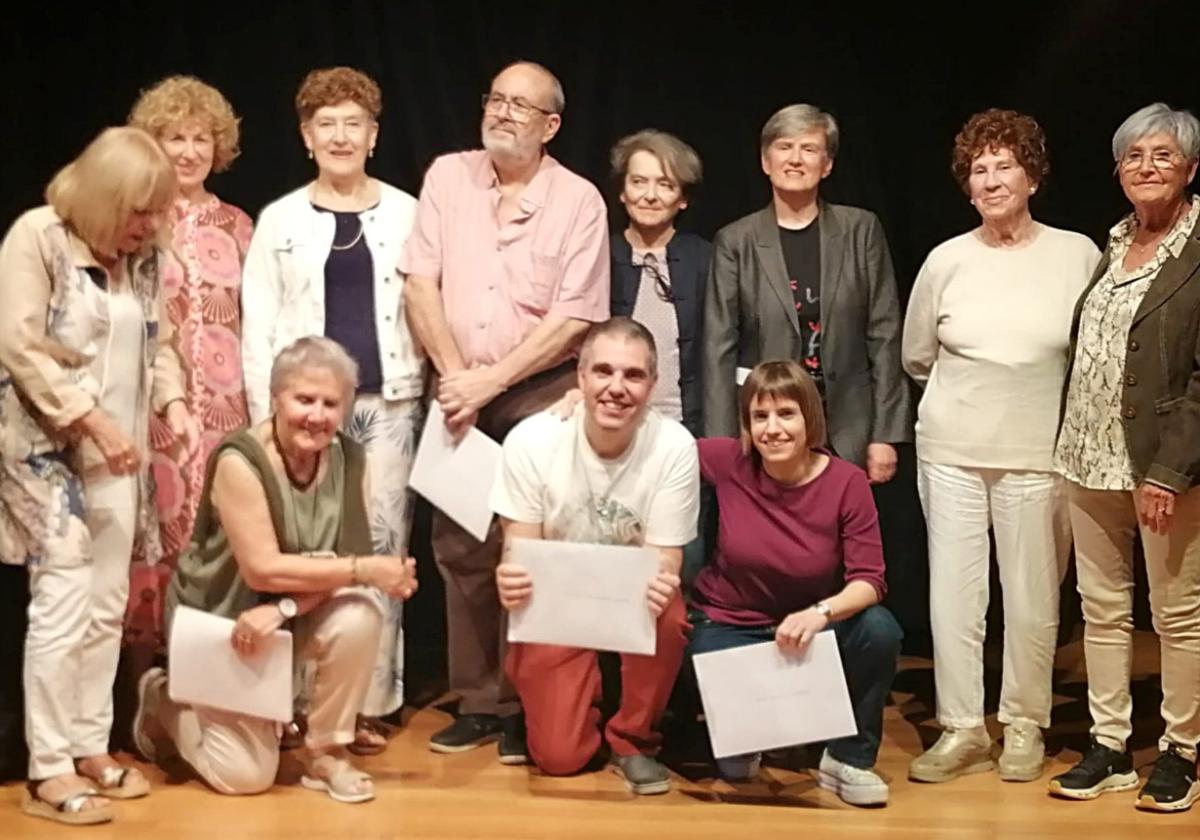 Los ganadores del certamen de este año junto con algunas integrantes de Kimetz tras la entrega de premios.