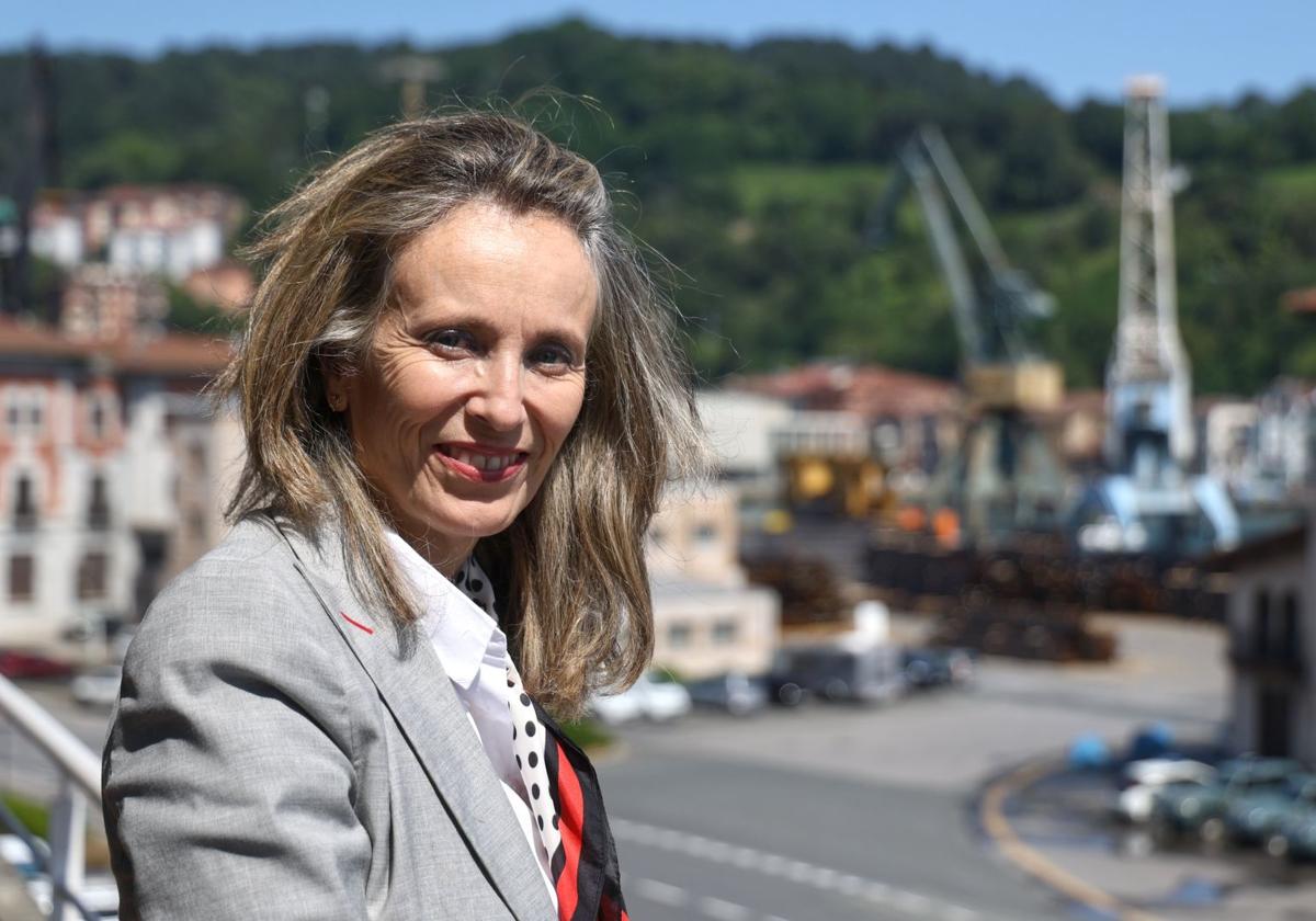 La nueva y única mujer presidenta del Puerto de Pasaia hasta la fecha, Izaskun Goñi, en la terraza del edificio central de la Autoridad Portuaria.