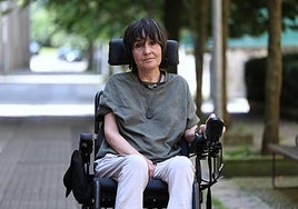 Eider Goenaga posa a la salida de rehabilitación, en Donostia.