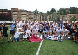 La plantilla del Beasain celebra el ascenso a 2ª RFEF en el césped de Loinaz.